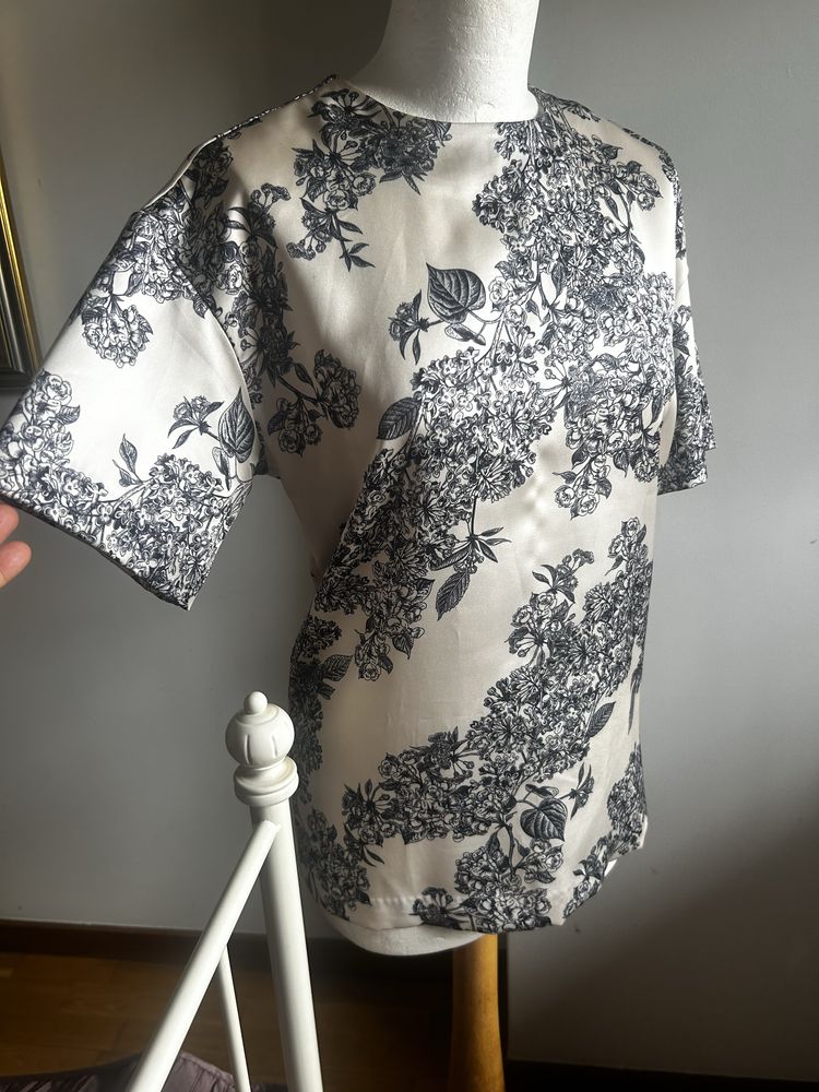 Tipo cetim. Vendo as duas blusas que vestem do M ao XL