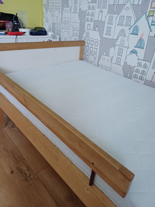 Zestaw mebli dziecięcych plus łóżko z materacem
