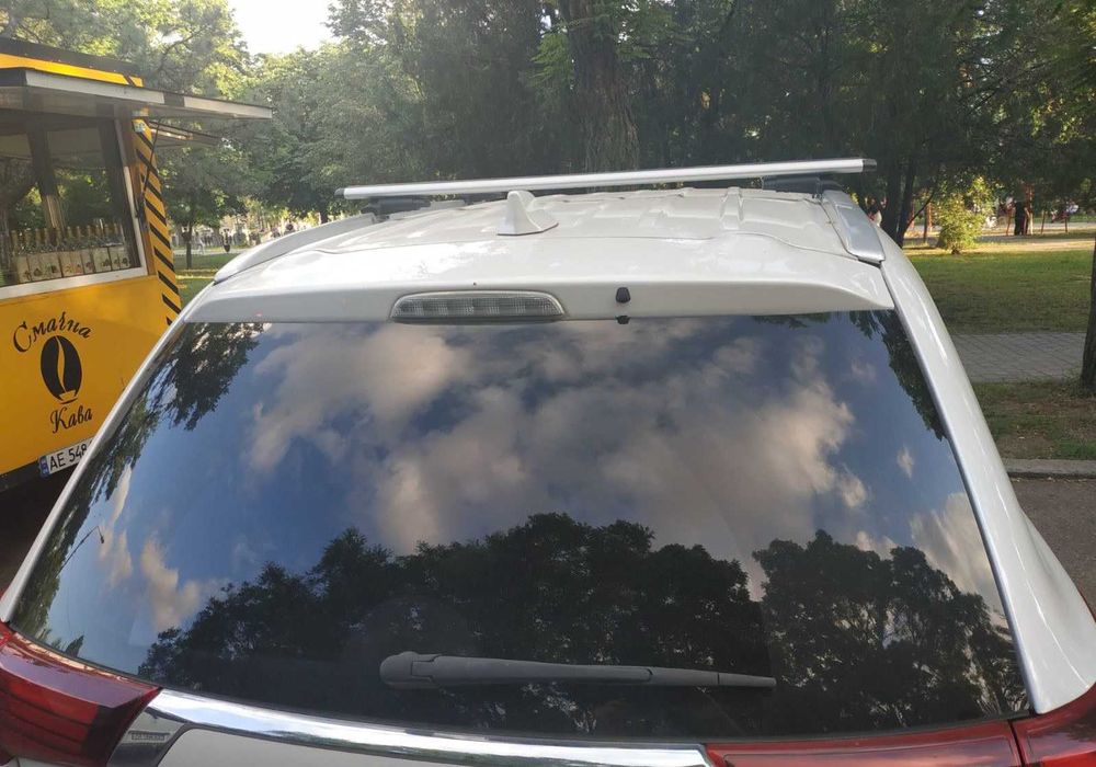 Нові Поперечні дуги B 47 G 39 на дах Mitsubishi Outlander.