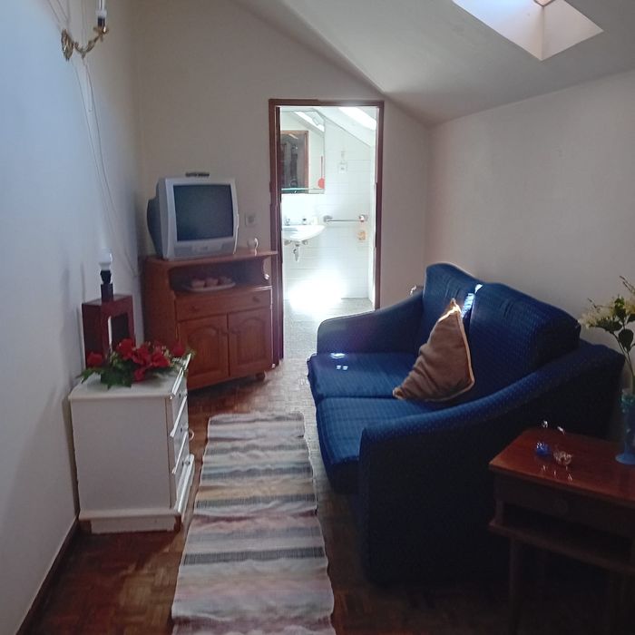 Quarto mobilado com WC particular no centro de Leiria.