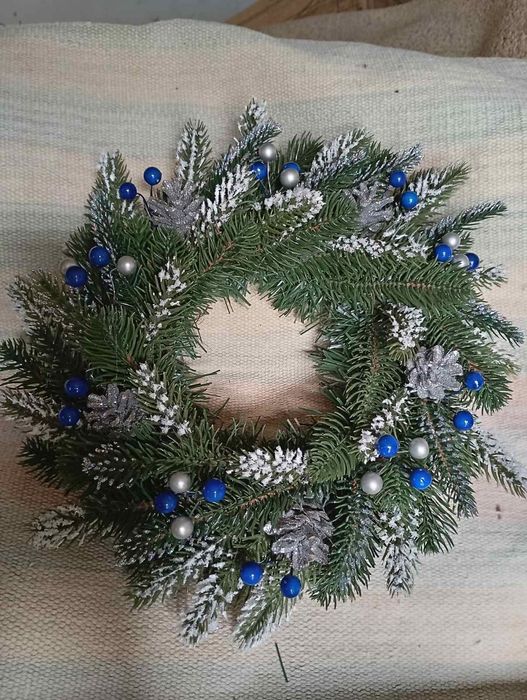 В наявності новорічні віночки і композиції