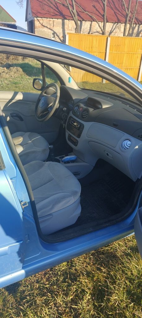 Błękitny Citroen C3