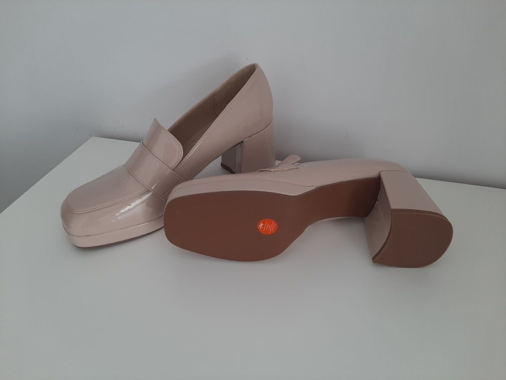 Loafersy na obcasie