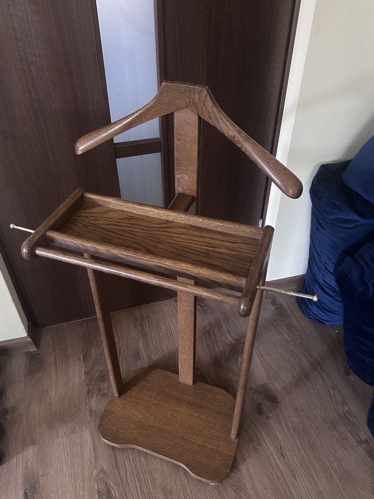 Zabytkowy stojak na koszulę
