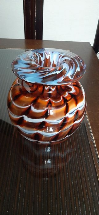 Надзвичайно красива ваза ручної роботи, гутне скло