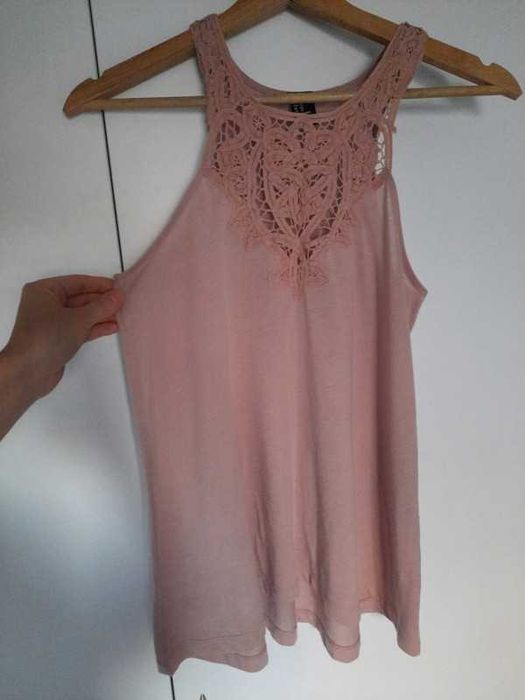 Zwiewna pudrowo różowa bluzka z gipiurą H&M