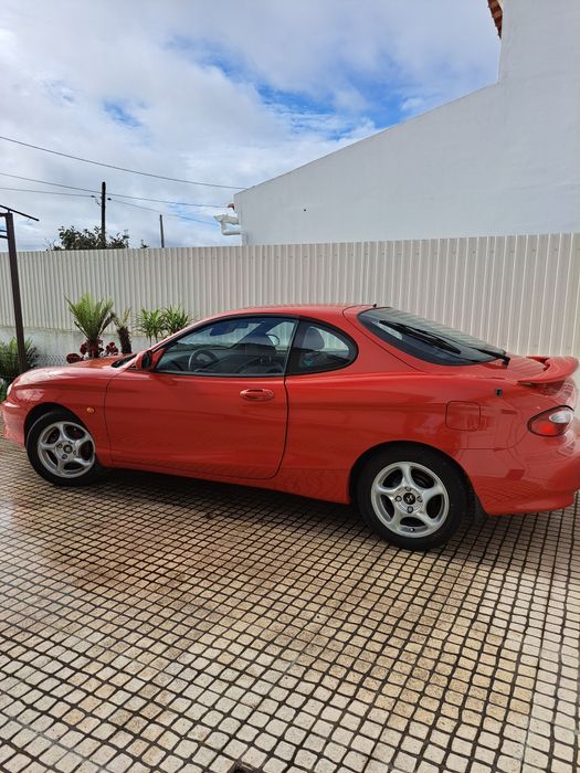 Hyundai coupe vermelho