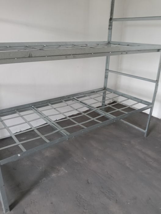 Łóżka metalowe piętrowe
