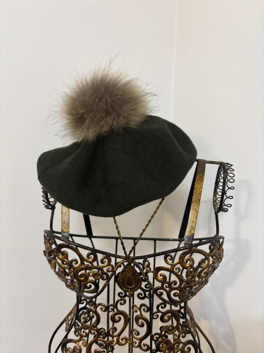 Szary beret z pomponem