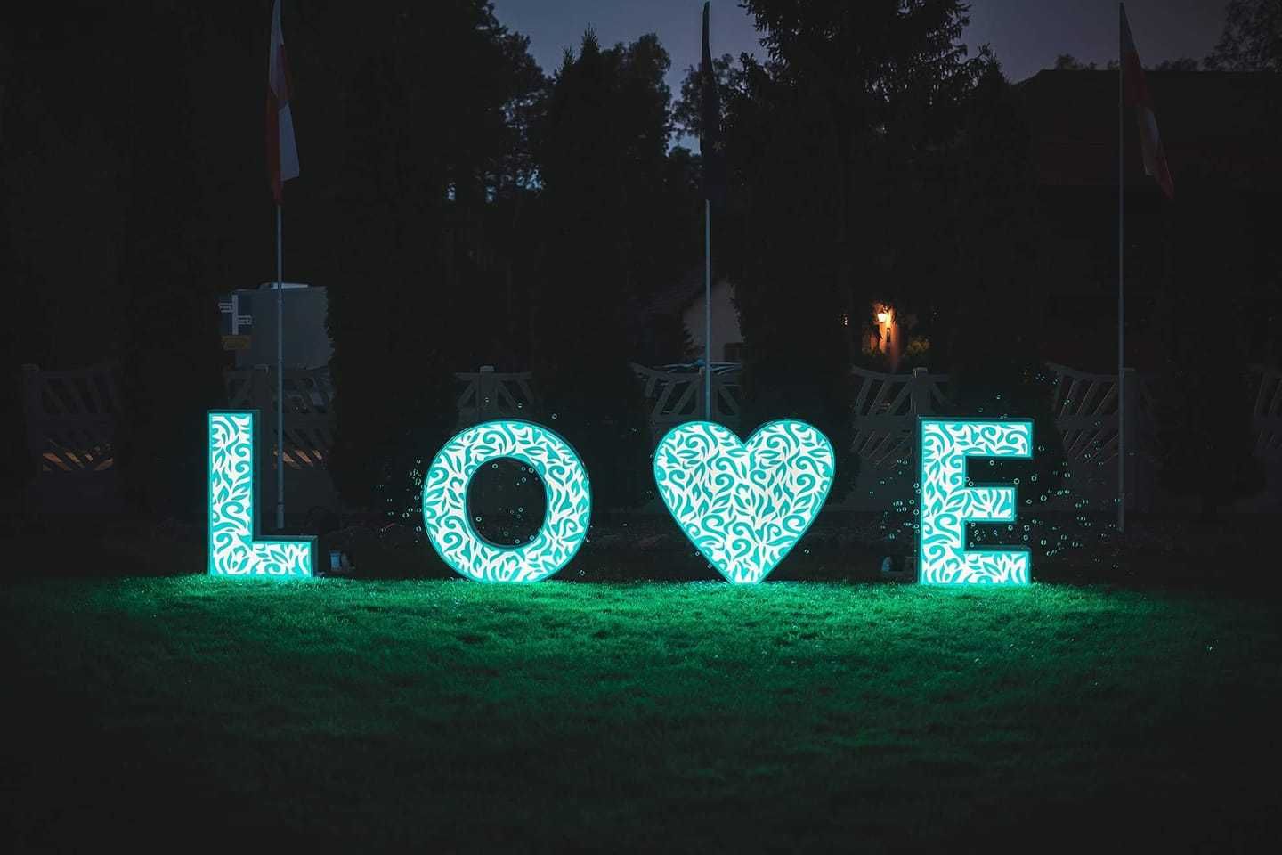 Napis LOVE, świecący napis, napisy weselne, atrakcje weselne
