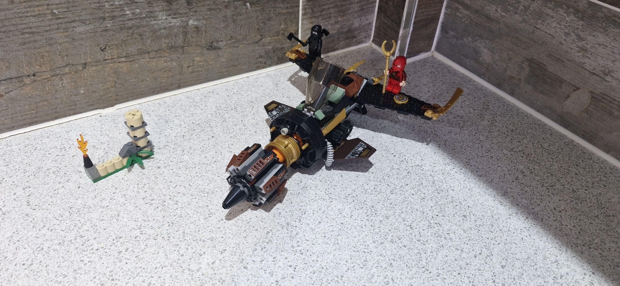 Lego Ninjago zestaw 70747 z dwoma ludzikami