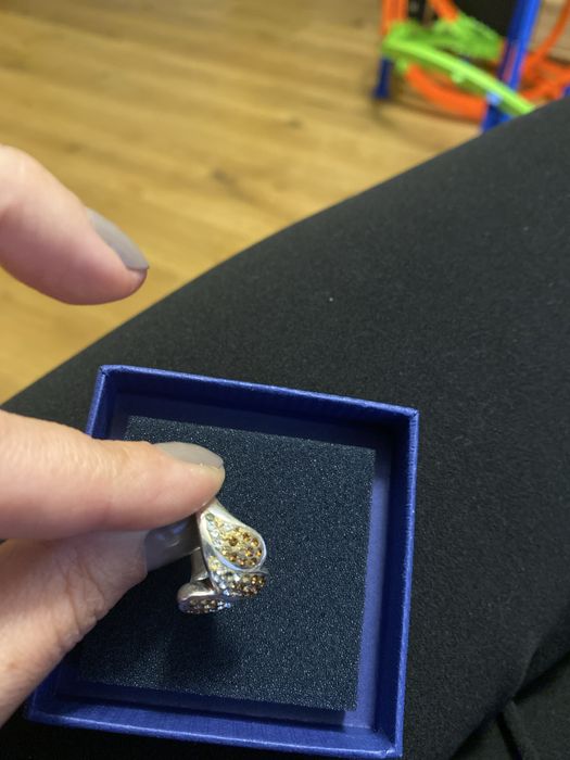Piersionek srebrny z ozdobnymi kamieniami Swarovski