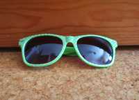 Óculos de sol verdes e cinzentos