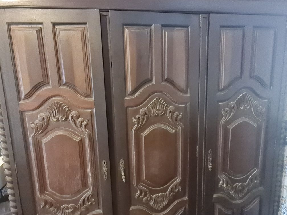 Guarda-roupa antigo