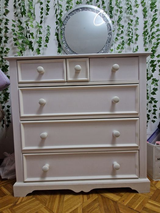 Meble dla dziewczynki: szafa, komoda, regal i nakaslik