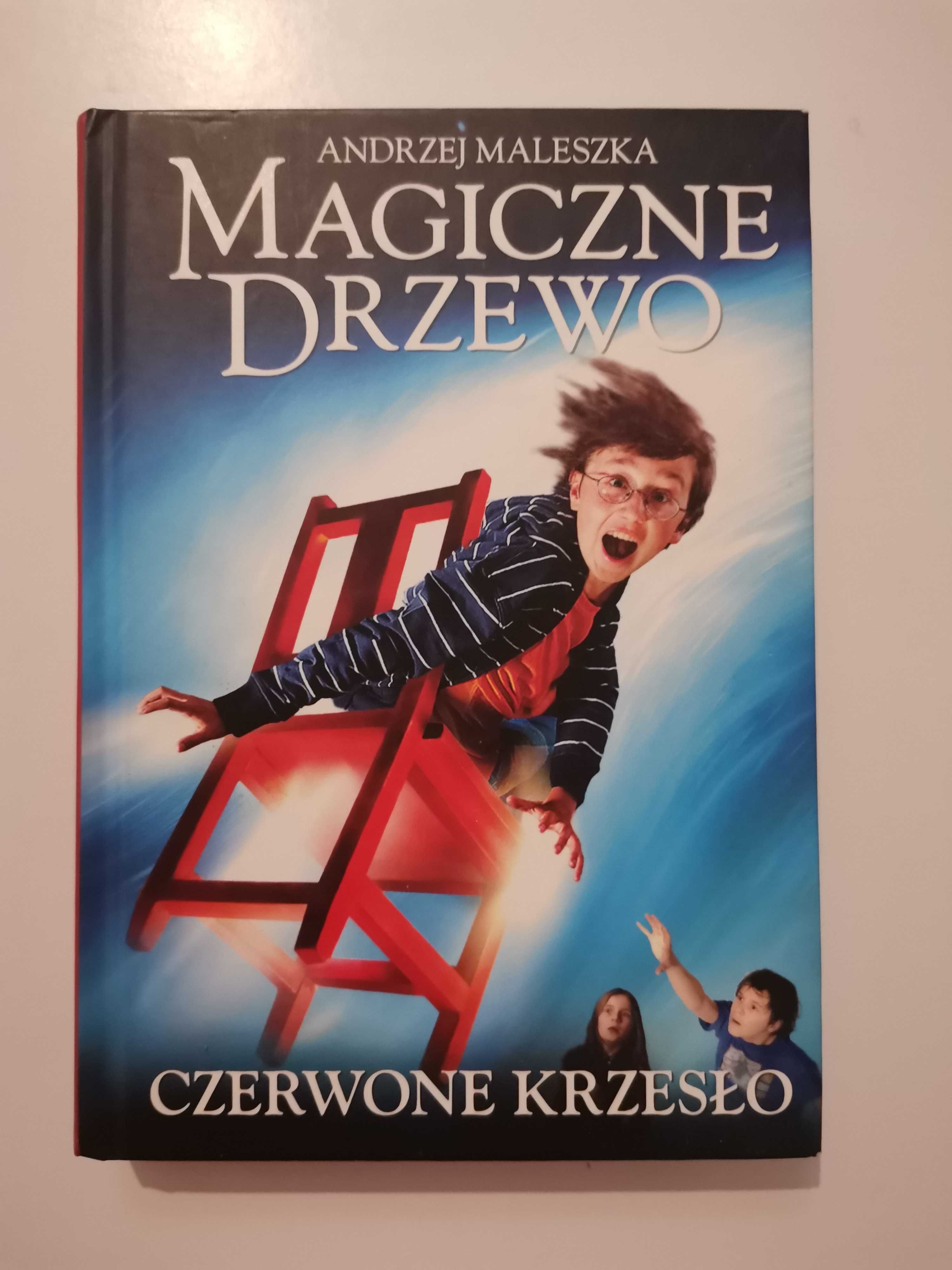 Magiczne drzewo. Czerwone krzesło