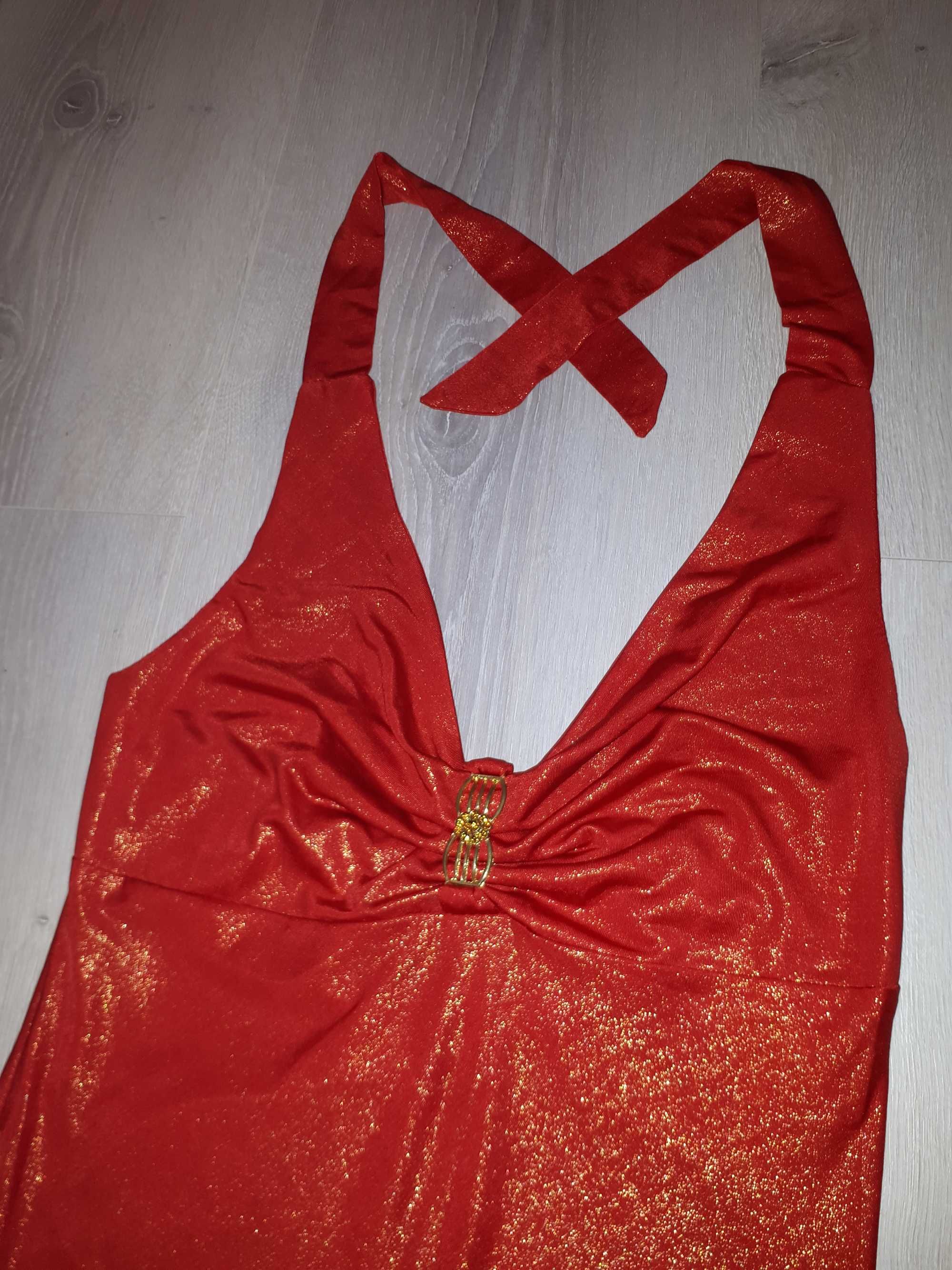 Sukienka czerwona wiązana na szyi z dłuższymi bokami