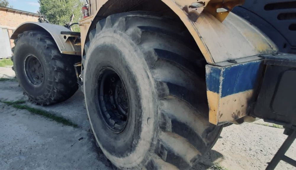 Кіровець К-701 + плуг 7 корпусів