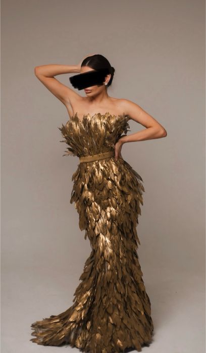 Вечірня сукня з натурального пірʼя