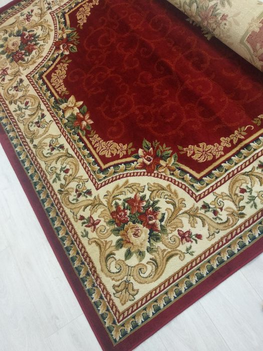 Килим красивий,з орнаментом.