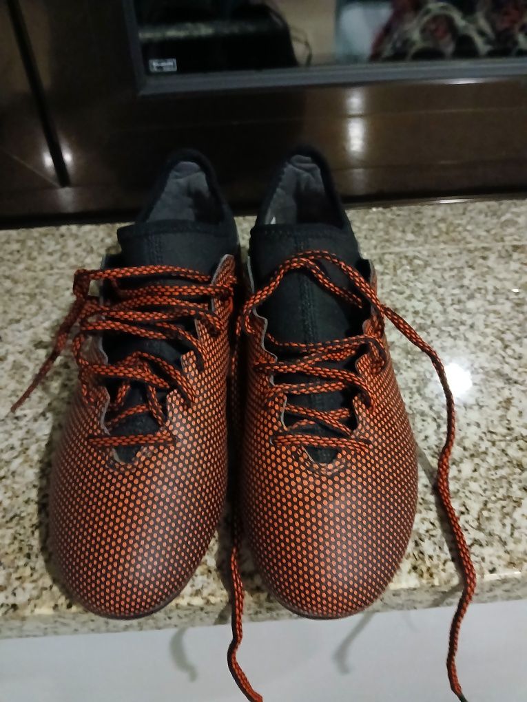 2 pares de chuteiras uma adidas outra  puma