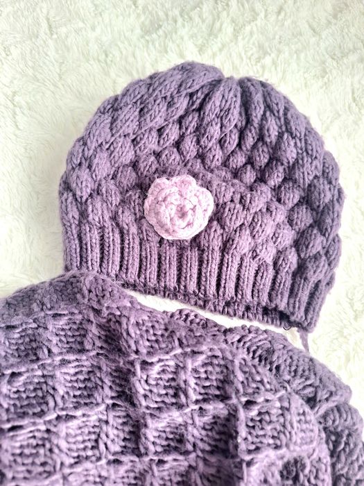 Fioletowy zestaw czapka i szalik z kwiatem