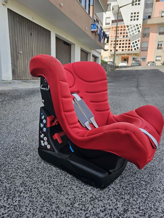 Cadeirão de carro. De Chico.  Impecavel estado. Muda posição,