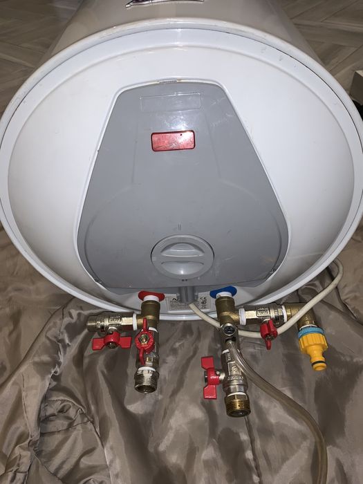 AQuAVERSO MODEL ER100V бойлер 100л с кранами