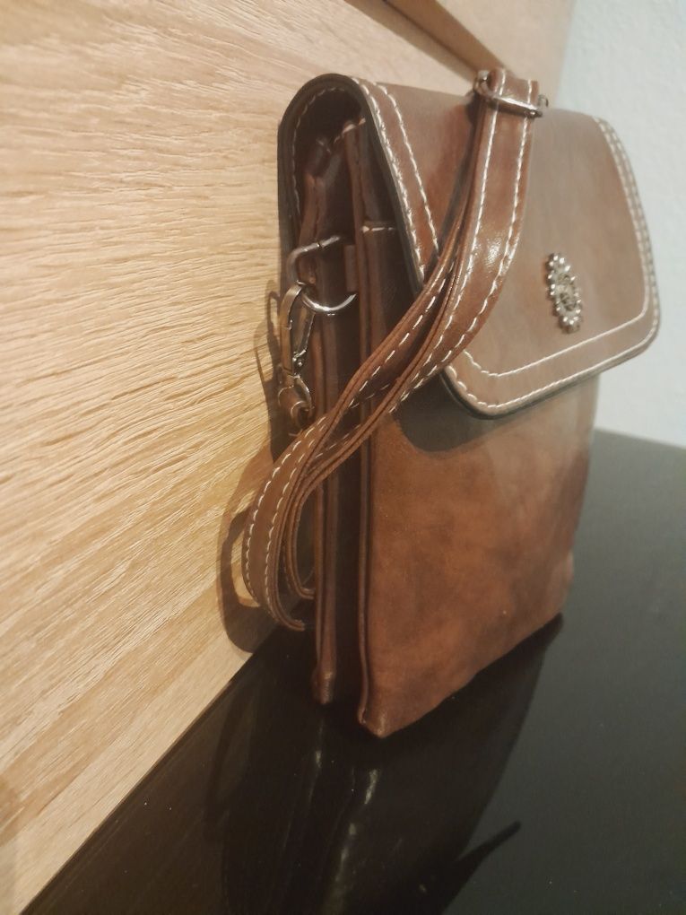 Mała brązową torebka w stylu nerki