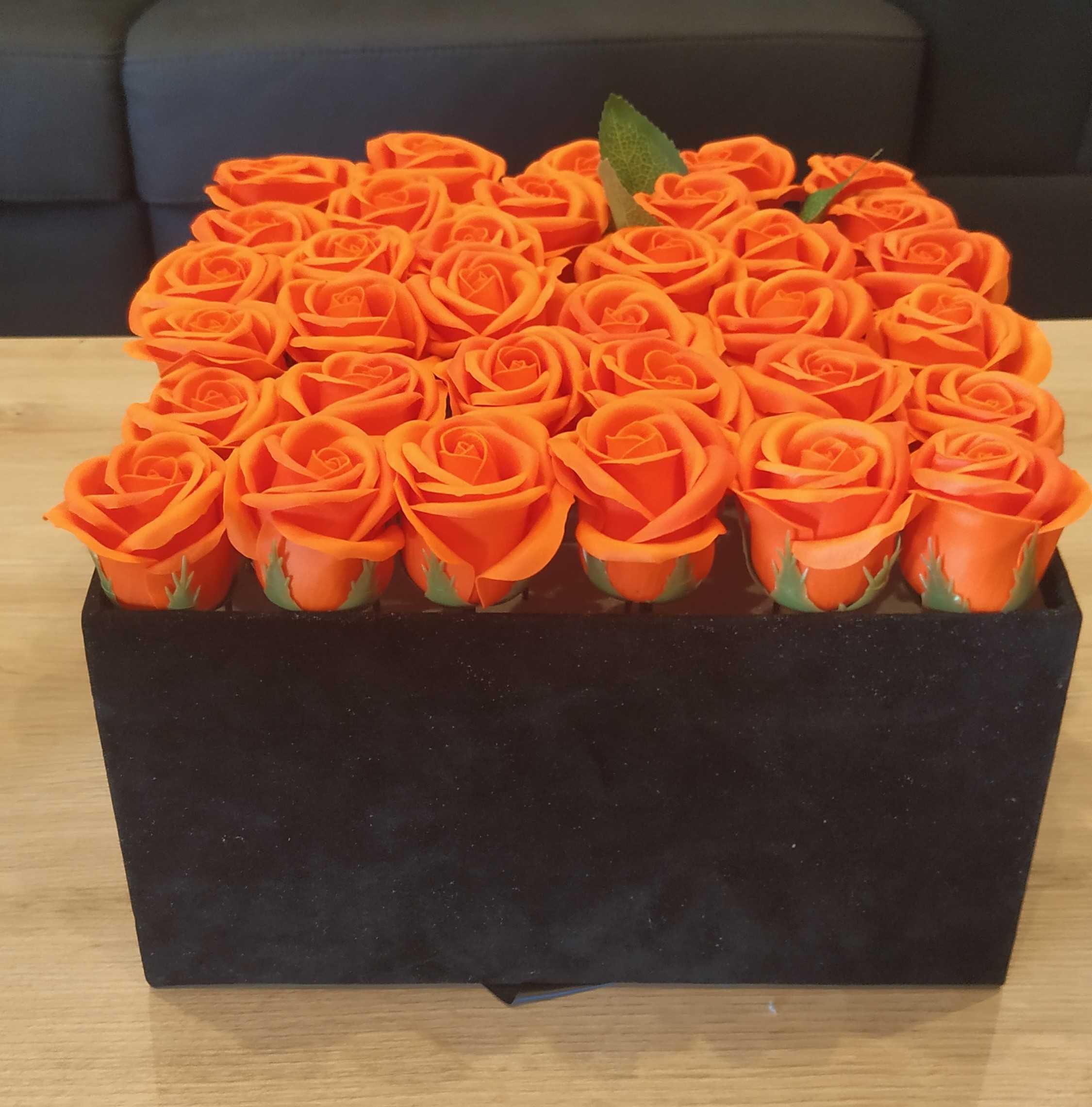 Caixa quadrada com rosas cor de laranja de sabão