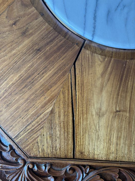 drewniana ława z marmurem