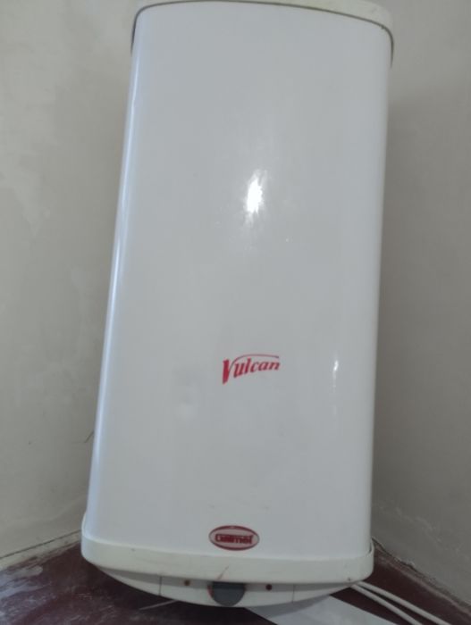 Бойлер для нагрева воды 60 литров.