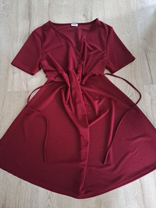 Piękna burgundowa okazjonalna sukienka plus size rozmiar 50-52