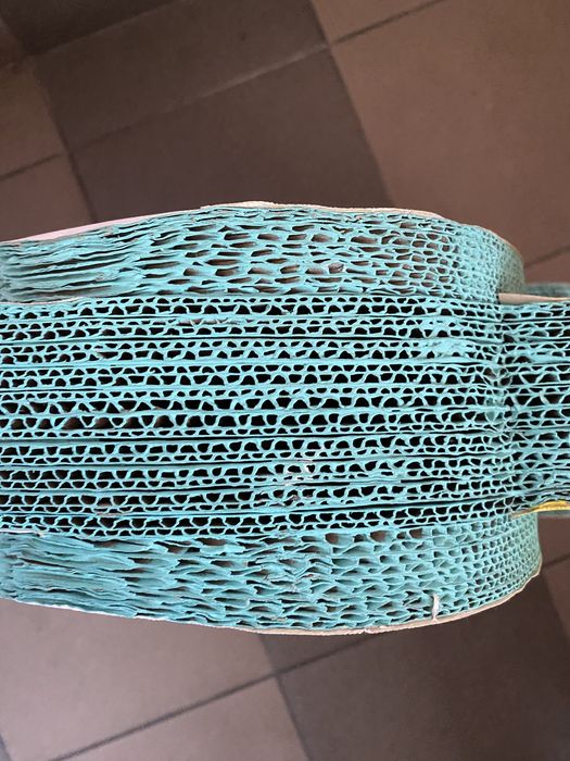 Гойдалка коник из гофрокартону.