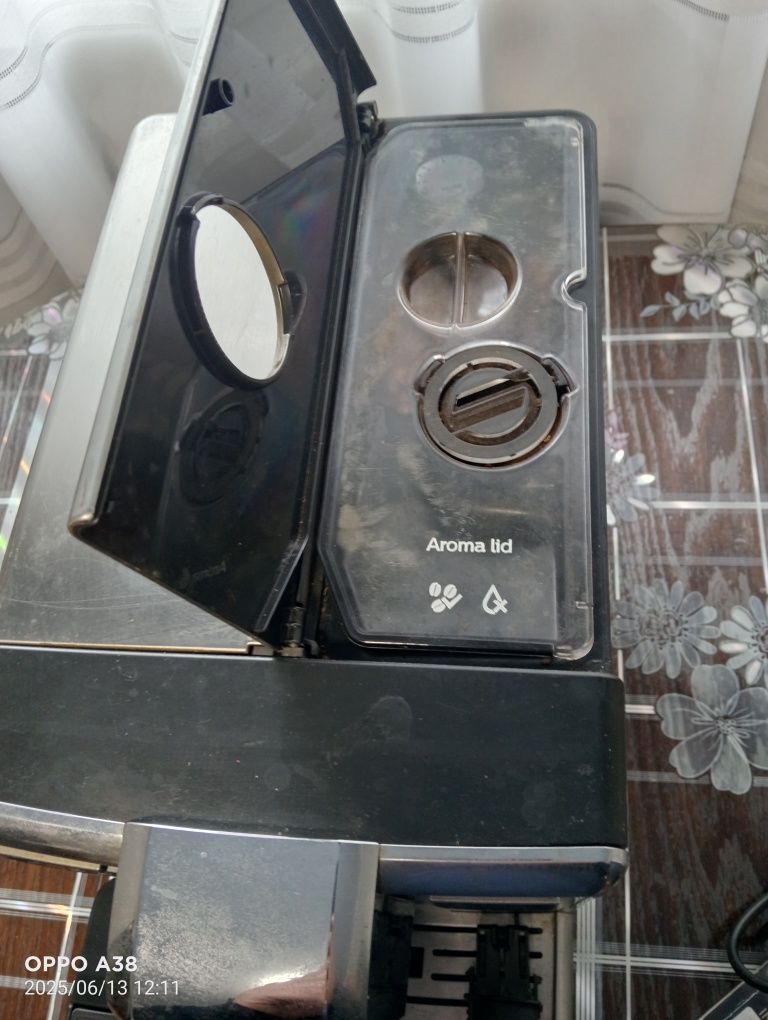 Продам б/у кофе машину Saeco Incanto (HD8918/09) Cappuccino,Latte