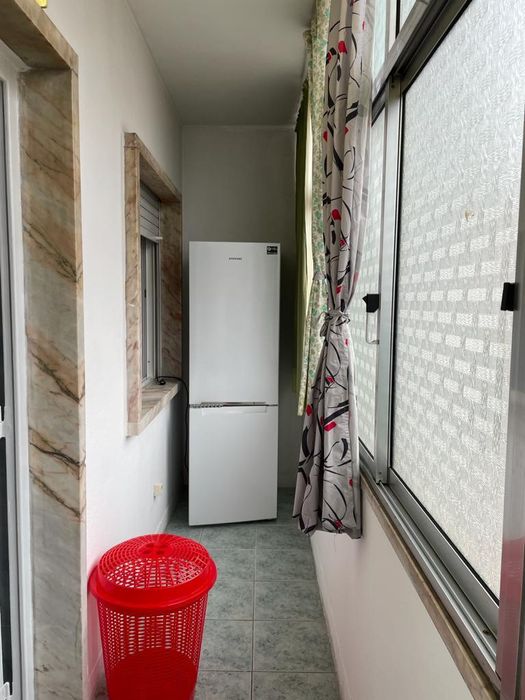 Quarto de casal com TV e varanda campolide