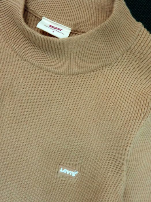 H4 cienki dopasowany sweter damski Levis prążek kamel beż półgolf S 36