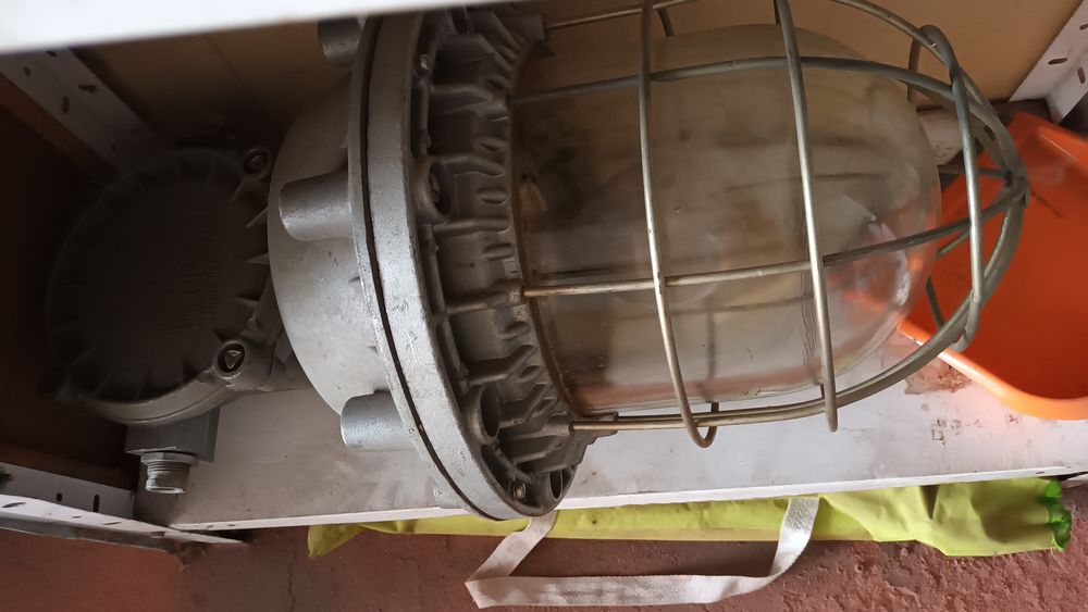 Duża stara lampa hermetyczna