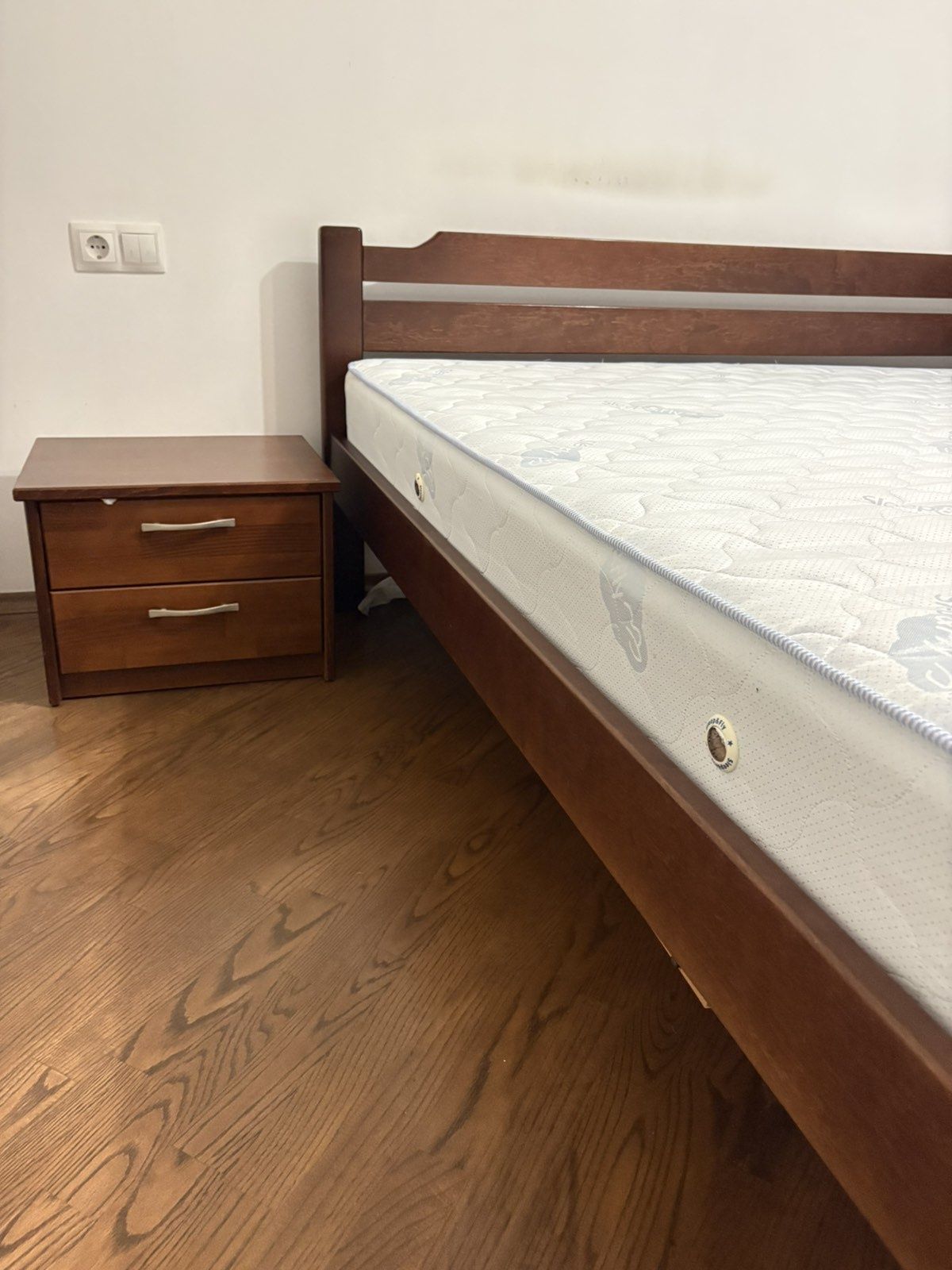 Меблі спальні б/у, ліжко двохспальне + матрас 1,80×2,00 + 2×тумбочки