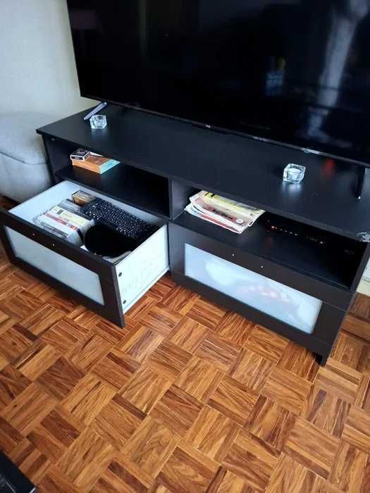 Móvel televisão preto com 2 gavetas grandes
