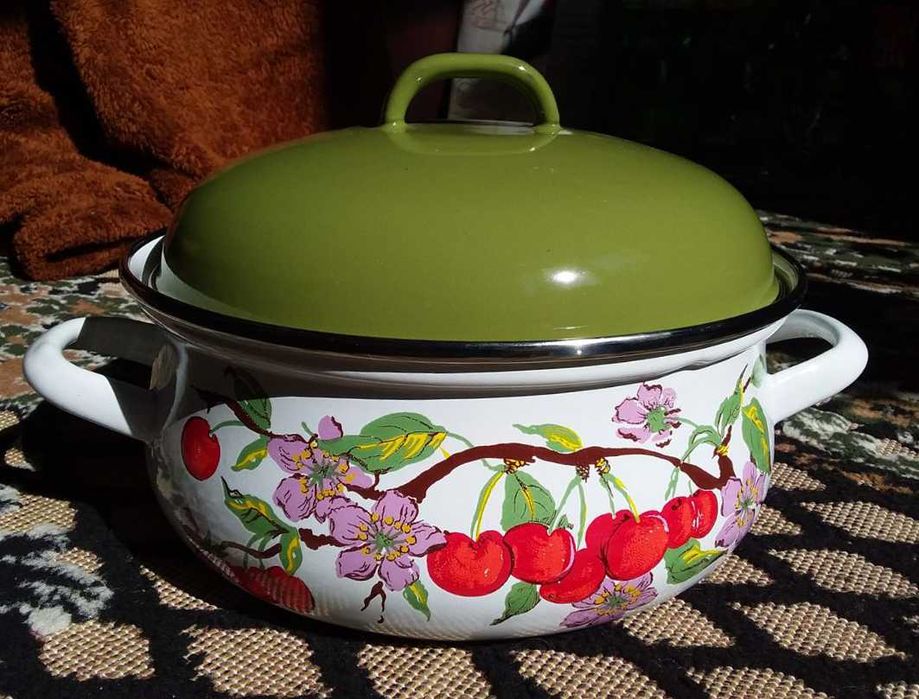 Новая эмалированная кастрюля 3,3 литра