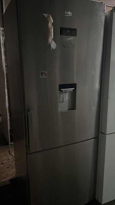 Frigorífico combinado da marca Beko, com design em aço inoxidável e di