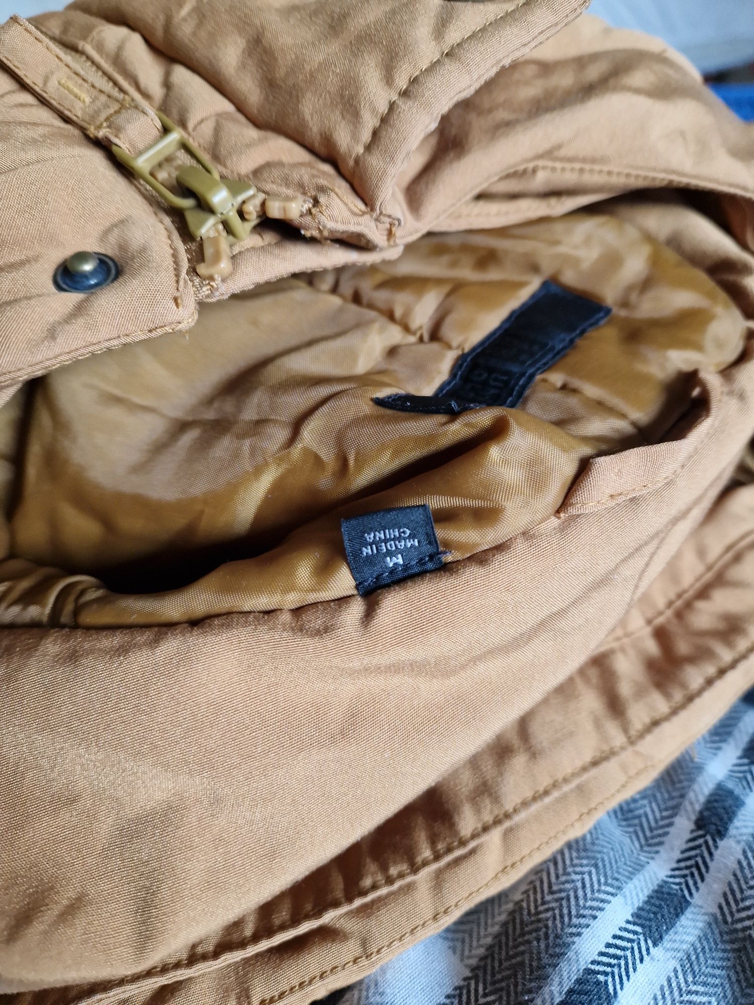 UNIQLO куртка курточка горчичного цвета с капюшоном М