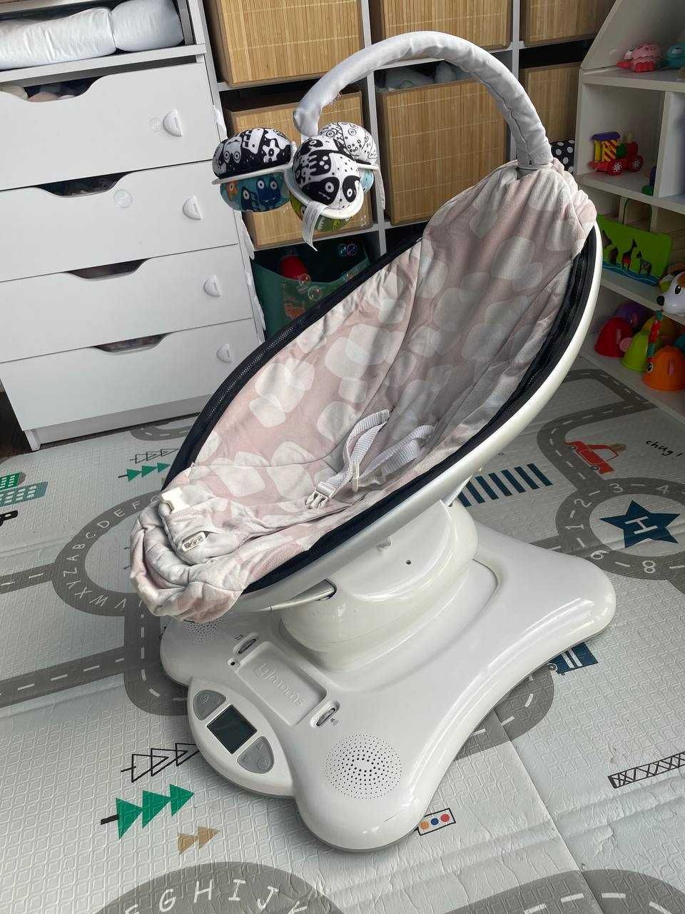 Заколисуючий центр 4moms MamaRoo з новим вкладишем для немовлят