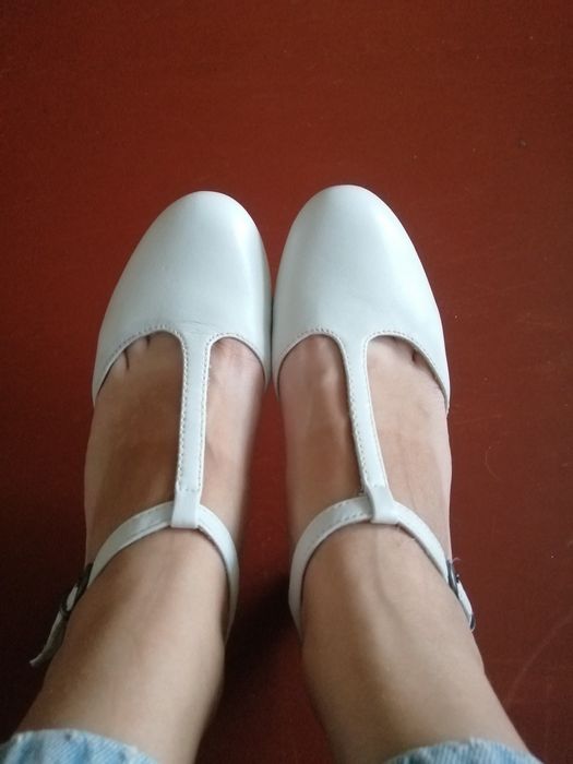 Туфли кожанные с т-образной белые 36 размер tamaris для танго