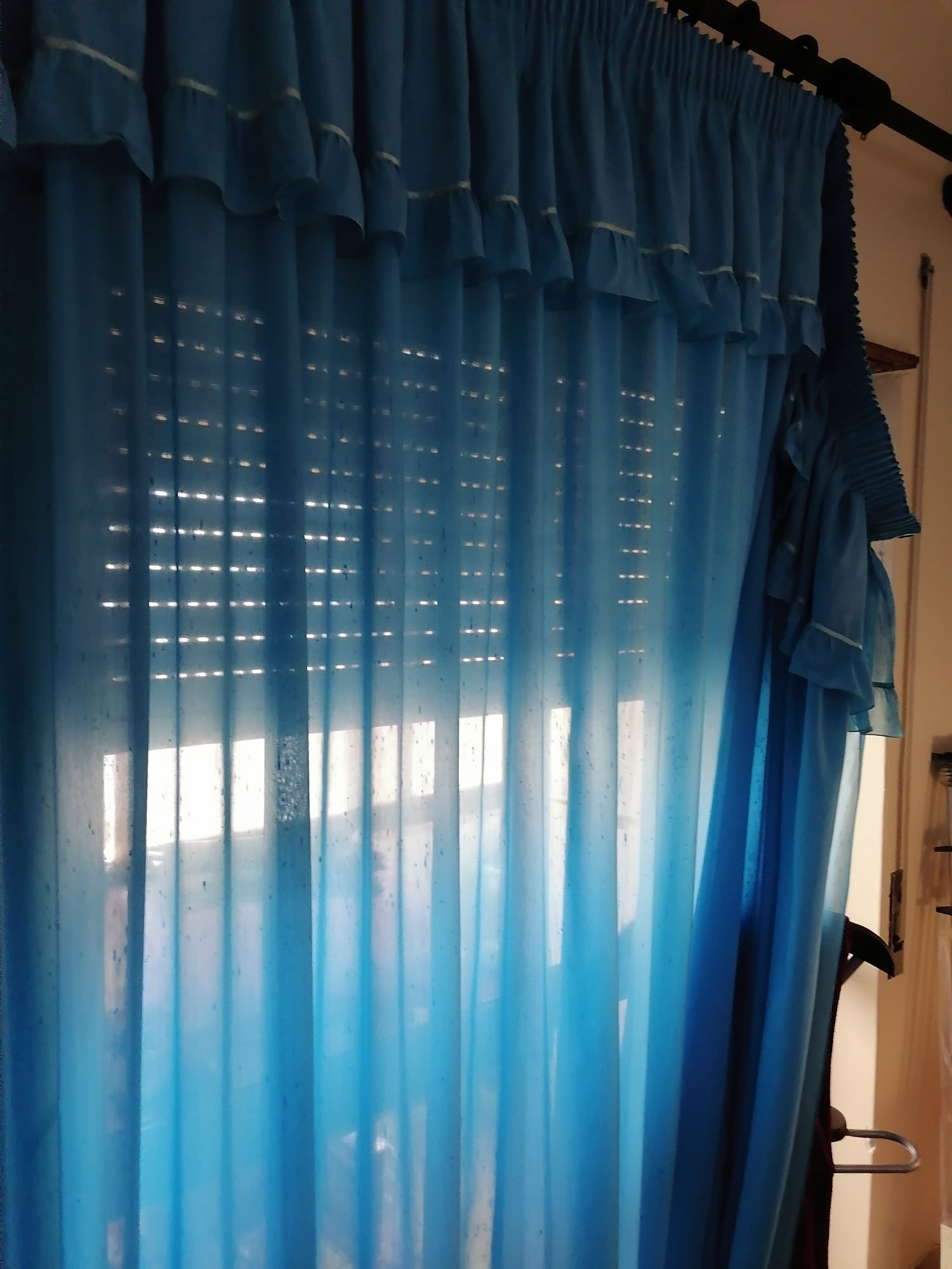 Cortinado azul com folho