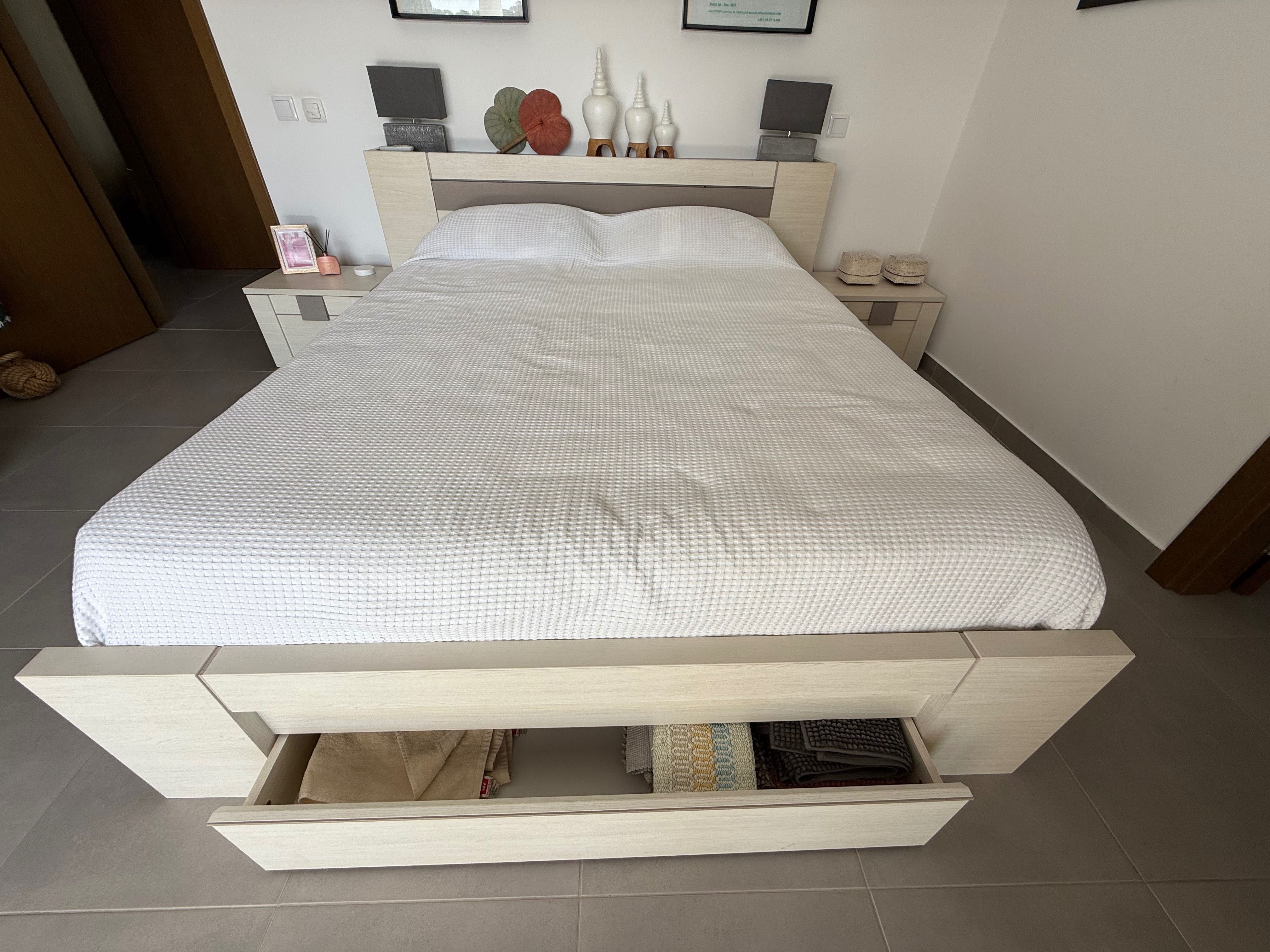 Cama casal com colchao / Queen size bed with mattress