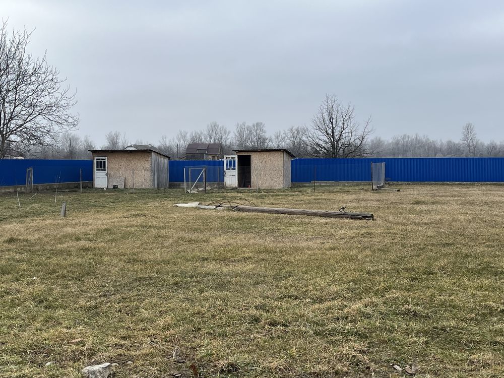 Продам 1га землі з складами і хатою