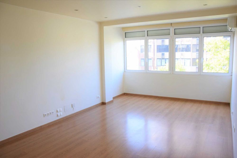 Apartamento T1 com 65m2 para alugar - Lisboa / Alvalade (Av.Brasil)