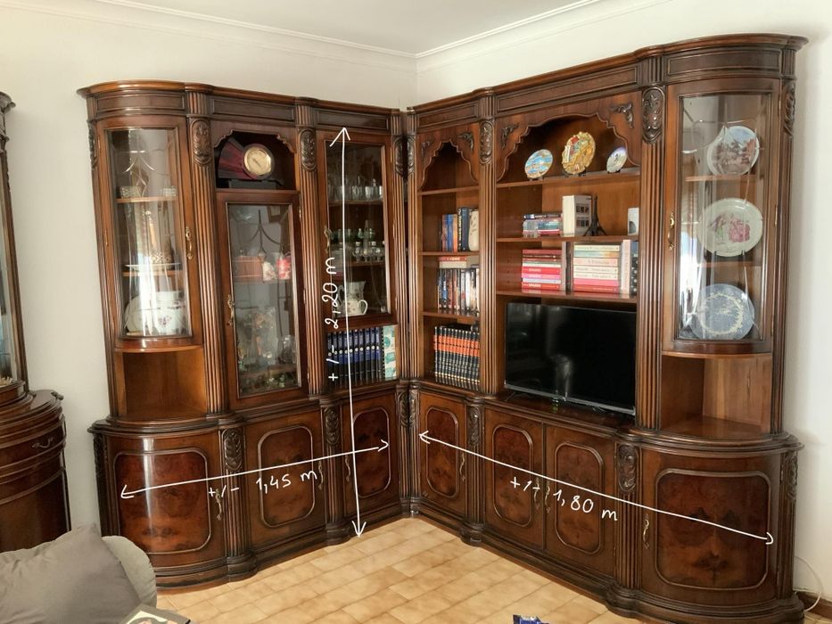Conjunto de móveis clássicos em madeira maciça